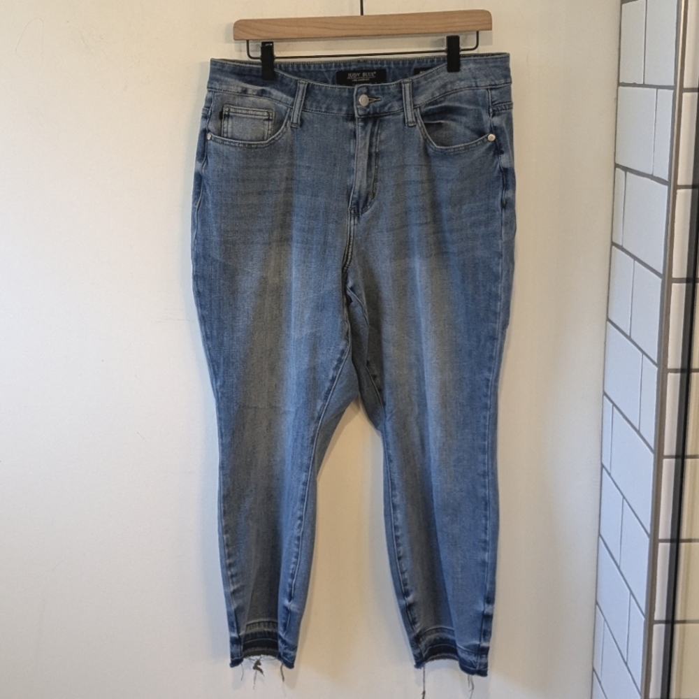 Judy Blue Women's Boyfriend Fit Destroyed Raw Hem Cropped Jeans 14W